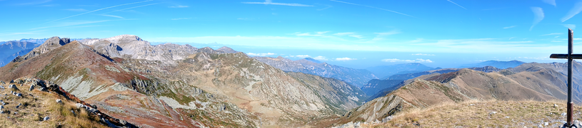 Vista verso ovest, con la Cima delle Roccate e il Mongioie Pizzo d'Ormea