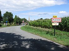 Entrée sud-ouest de Pléven, Côtes-d'Armor, France