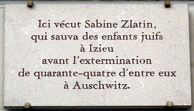 Plaque rendant hommage à Sabine Zlatin, au no 46 de la rue.