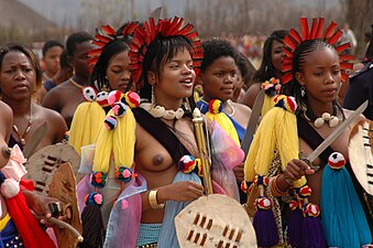 Jóvenes de Suazilandia, incluida una de las princesas de la familia real, en un festival en honor del rey.