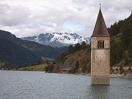 Blik op de oude kerktoren van Graun in de zomer