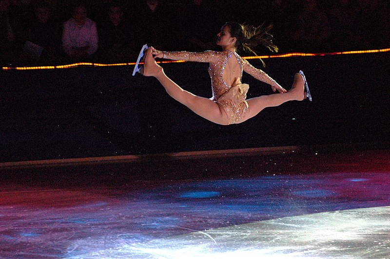 800px-Sasha_Cohen_Split_Jump.jpg