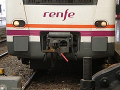 Acople Scharfenberg y topes de una unidad eléctrica de la serie 448 de Renfe Operadora en la Estación de Francia de Barcelona.