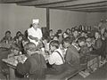 Yhdysvaltalaisia oppilaita syömässä kouluateriaa vuonna 1941.