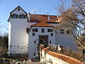 Schloss Senftenau, Eingangssituation mit Wappen