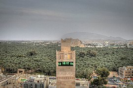 Pemandangan udara dari kota Al-Ain, dari atas Masjid Sheikha Salama, dengan Jabal An-Naqfah (tengah) dan Jabal Hafeet di latar belakang