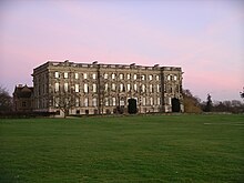 Photo. Façade XVIIIe d'un bâtiment de 4 étages, imposant et austère