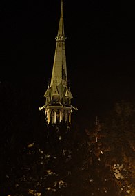 Noční foto hlavní věže kostela