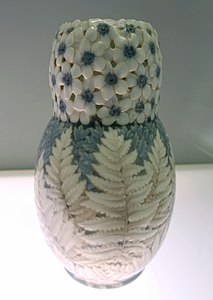Vase with blossoms and fern leaves by Effie Hegermann-Lindencrone (1907)