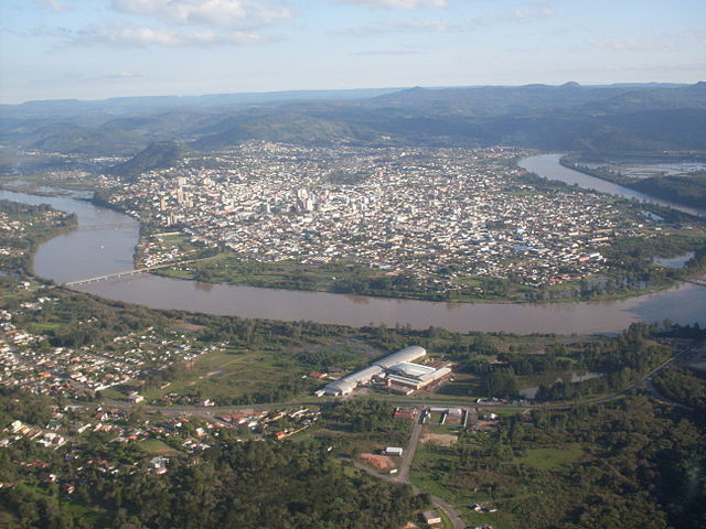 Panorâmica de União da Vitória e de Porto União. Em evidência, o rio Iguaçu.