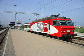 Voralpen-Express in Pfäffikon, bespannt mit einer Re 446 im SOB-Design von 2002 (ehemalige SBB Re 4/4 IV)