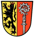 Stadt Abenberg Gespalten von Gold und Rot; vorne ein rot gekrönter und rot bewehrter schwarzer Löwe, hinten ein auswärts gekehrter silberner Bischofsstab.