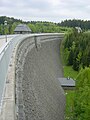 Talsperre Werda, Geigenbachtalsperre: Schieberhaus, Staumauer mit Sockel des ehemaligen Tosgebäudes, Kaskadenüberlauf mit Tosbecken, Talsperrenmeister-Wohnhaus (heute Büro)