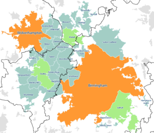 Карта агломерации Уэст-Мидлендс в 2011 году с наложением поездок на рабочие места. Подразделения Бирмингема и Вулверхэмптона выделены оранжевым цветом, подразделения Дадли, Уолсолл и Солихалл - зеленым.