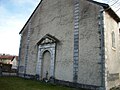 L'ancienne entrée de l'église avec une stèle d'une tombe