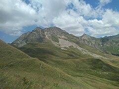 Поглед на врвовите Шупла Стена (лево) и Дерза (десно)