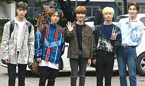 Зліва направо: Харін, Кіа, Донмьон, Канхьон, Йонхун дорогою на репетицію телешоу «Music Bank» у Сеулі 6 вересня 2019