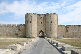 Uma das diversas portas dando acesso à cidade através de suas muralhas.