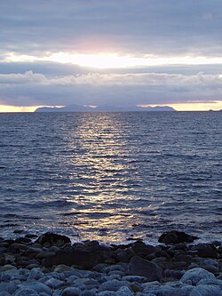 Vue du fjord depuis Nupen à Kvæfjord, en regardant vers le nord-ouest en direction d’Andøya