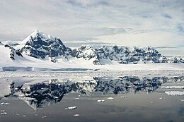Горы Антарктики и дрейфующий лед.jpg