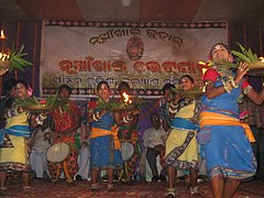 Артисты исполняют 'Bhaijiuntia' - Dalkhai на мероприятии NUAKHAI BHETGHAT в Burla.jpg