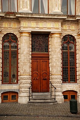 La porte surmontée de triglyphes.