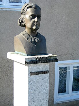 Бюст установленный на родине Марии Зентары-Малевской
