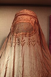 Partie supérieure d'une burqa en soie.
