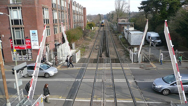 File:Camberley level crossing 3.JPG - Wikimed