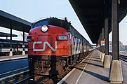 Поїзд компанії Canadian National Railway біля платформи (1971)
