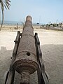 Un dos canóns do castelo portugués de Qeshm