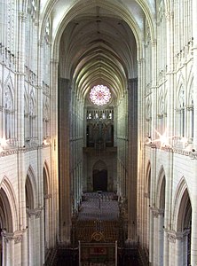 La partie la plus ancienne de l'édifice, la nef, haute de 42,3 mètres, vue depuis le triforium du chœur. Au fond, la rosace flamboyante surmontant la tribune des grandes orgues.