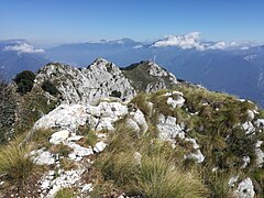 Blick von der Cima Valdes auf die Cima Giochello, im Hintergrund in Wolken der Monte Stivo