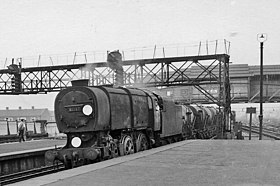 牛乳運搬列車を牽く33027号 Clapham Junction にて 1964年7月18日