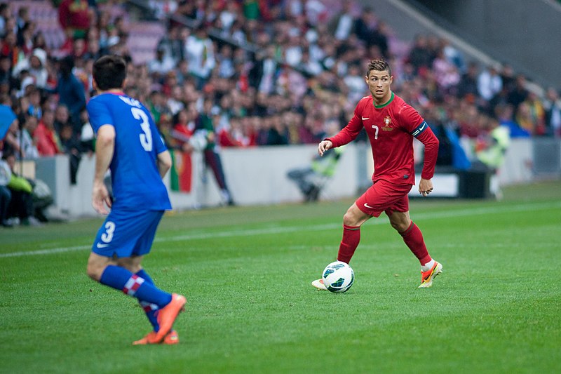 Ficheiro:Cristiano Ronaldo - Croatia vs. Portugal, 10th June 2013 (2).jpg