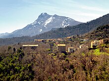 Ang Hamlet sa Sant'andrea ug sa Simbahan, uban ang Monte San Petrone sa background