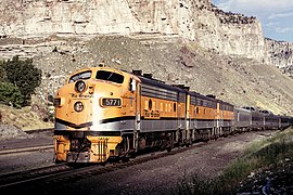 ロッキー越えの部分を担当するデンバー・アンド・リオグランデ鉄道のF9-5771号が牽引するカリフォルニア・ゼファー