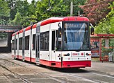 Een lagevloertram op straatspoor