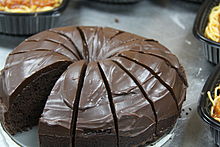 Photographie d'un gâteau au chocolat découpé en parts