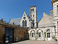 La cour d'honneur, au loin, l'église Saint-Jean de Dijon