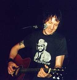 Smith esiintymässä Los Angelesissa helmikuussa 2003.