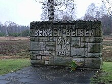 Monumento en la entrada del campo de concentración de Bergen Belsen, en Alemania.