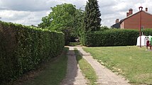 Ancien site propre entre le dépôt d'Eugies et la rue du Progrès, vue vers le dépôt au croisement avec la rue du Centre.