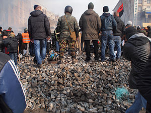 Demonstranti na gomoli podnih pločica