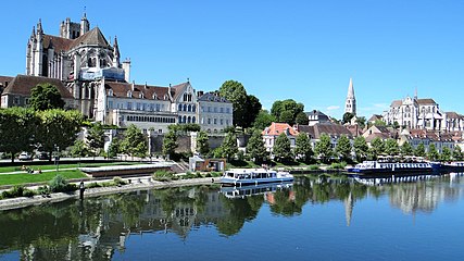 Sur la gauche, le palais devant Saint-Étienne