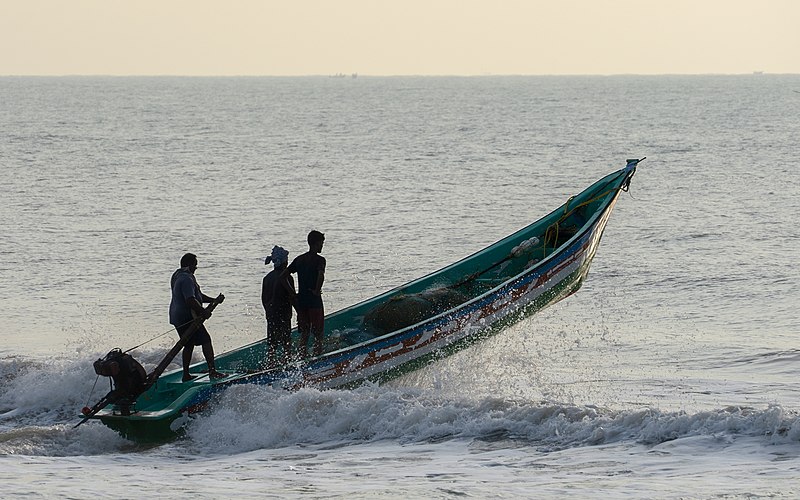 Fishermen setting out to sea, Mahabalipuram. Gallery: Commons:Featured_pictures/Objects/Vehicles/Water transport#Boats