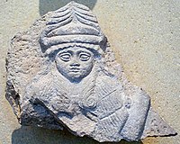 шумерське божство на стелі, 2120 до н. е., з розкопоки 1950 року, Лувр