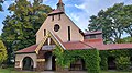 Einzeldenkmale der Sachgesamtheit Friedhof Wiederitzsch: Friedhofskapelle mit Halle und Verwalterwohnhaus sowie Einfriedung (siehe auch Sachgesamtheitsdokument - Obj. 09304643)