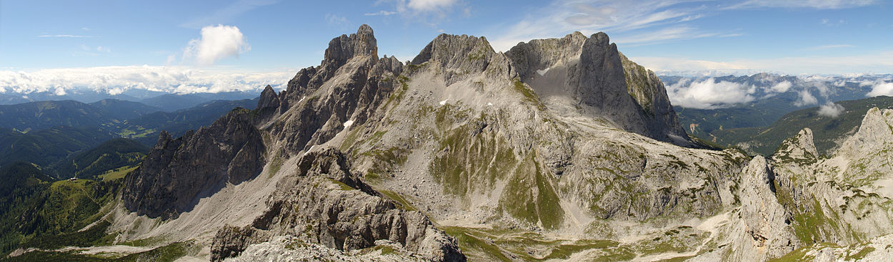 Panorama Gosaukamm z wierzchołka Steiglkogla (sierpień 2010). Kliknij tu, by obejrzeć to zdjęcie z opisem na Wikimedia Commons!