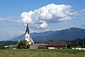 Göriach mit Pfarrkirche Mariä Namen im Unteren Gailtal, rechts dahinter das Dreiländereck